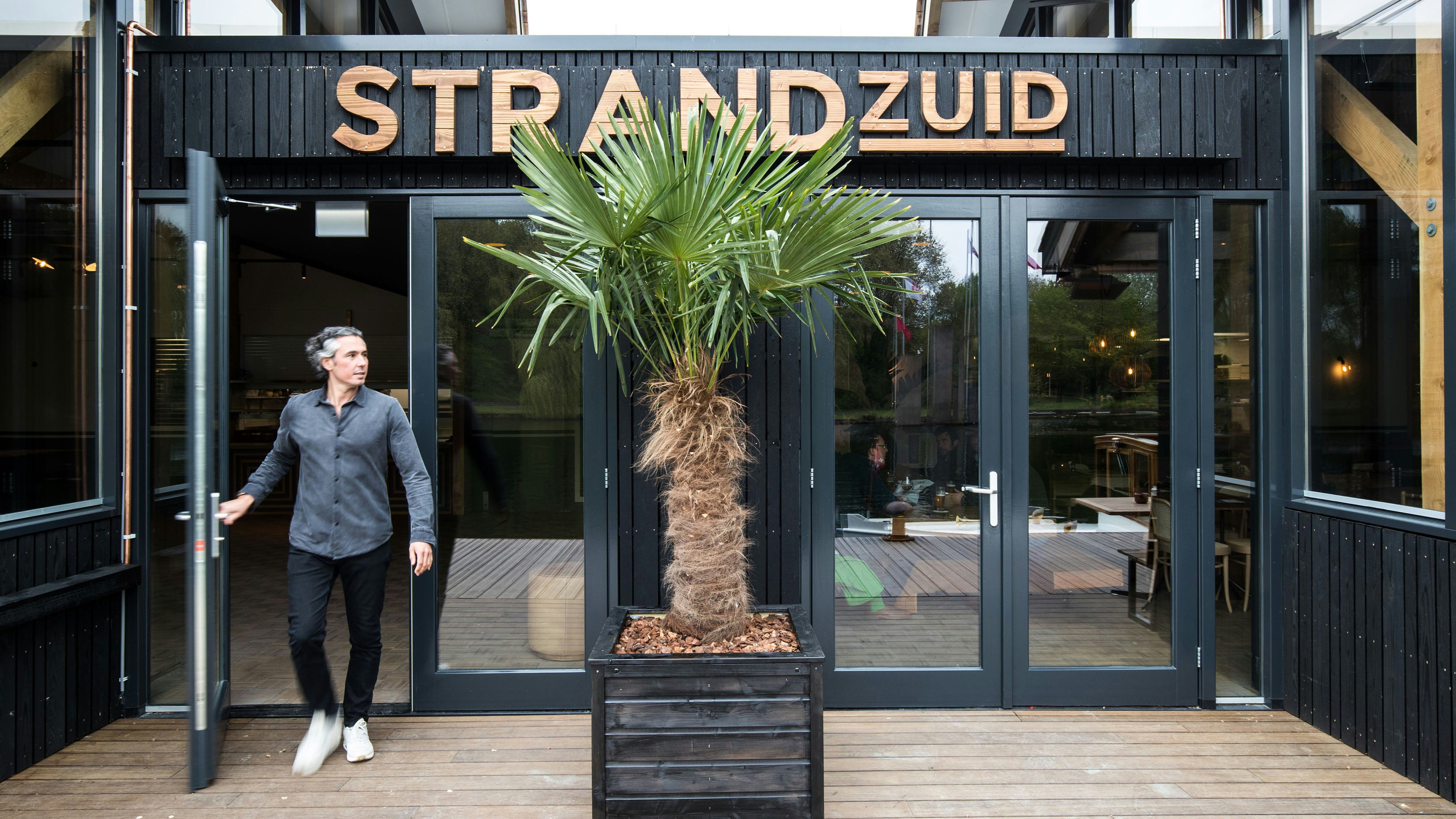 Ook na verlies vieren Oranjefans feest bij Strandzuid