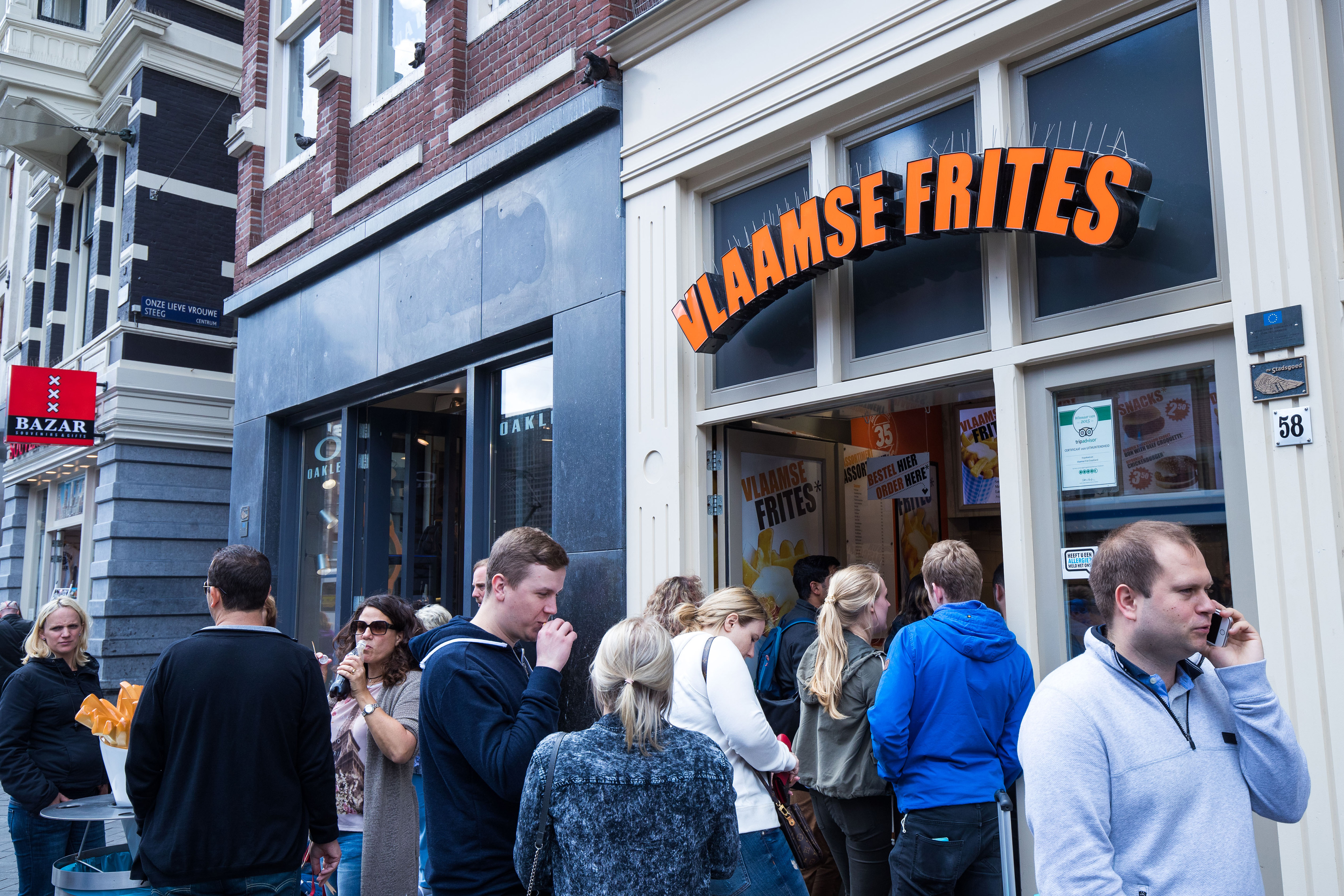 De Foodmaster aan het Damrak te Amsterdam is één van de drukste, maar ook de kleinste én de schoonste.. Foto: Diederik van der Laan