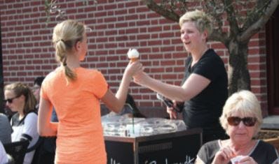 De GelatoMachine in gebruik op het terras van Rembrandt
IJssalon-Chocolaterie-Ristorante in het Noord-Brabantse Boxmeer. Foto:
EZMATIC.
