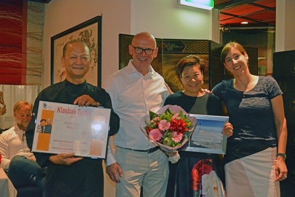 Mary Liu-Kwee en Akuen Liu ontvangen Klasbak Trofee