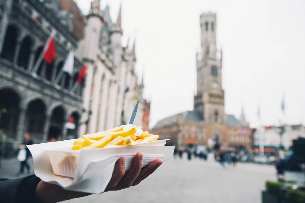 Vlaams friet in Brugge is duurder als het dialect niet spreekt.