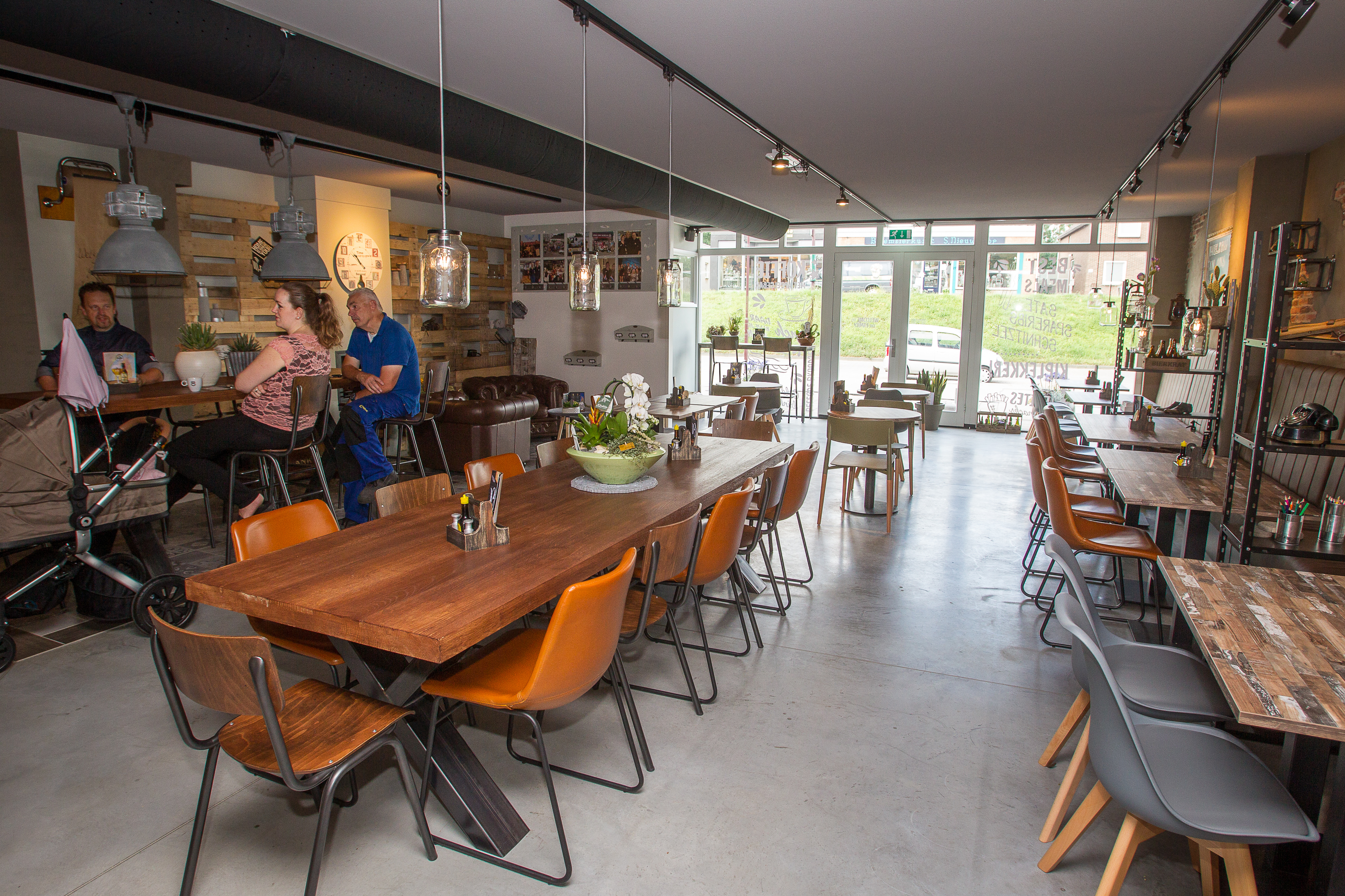 Er is een zee aan ruimte in de winkel van bijna 350 vierkante meter met verschillende zitgelegenheden. Foto: Peter Roek. 