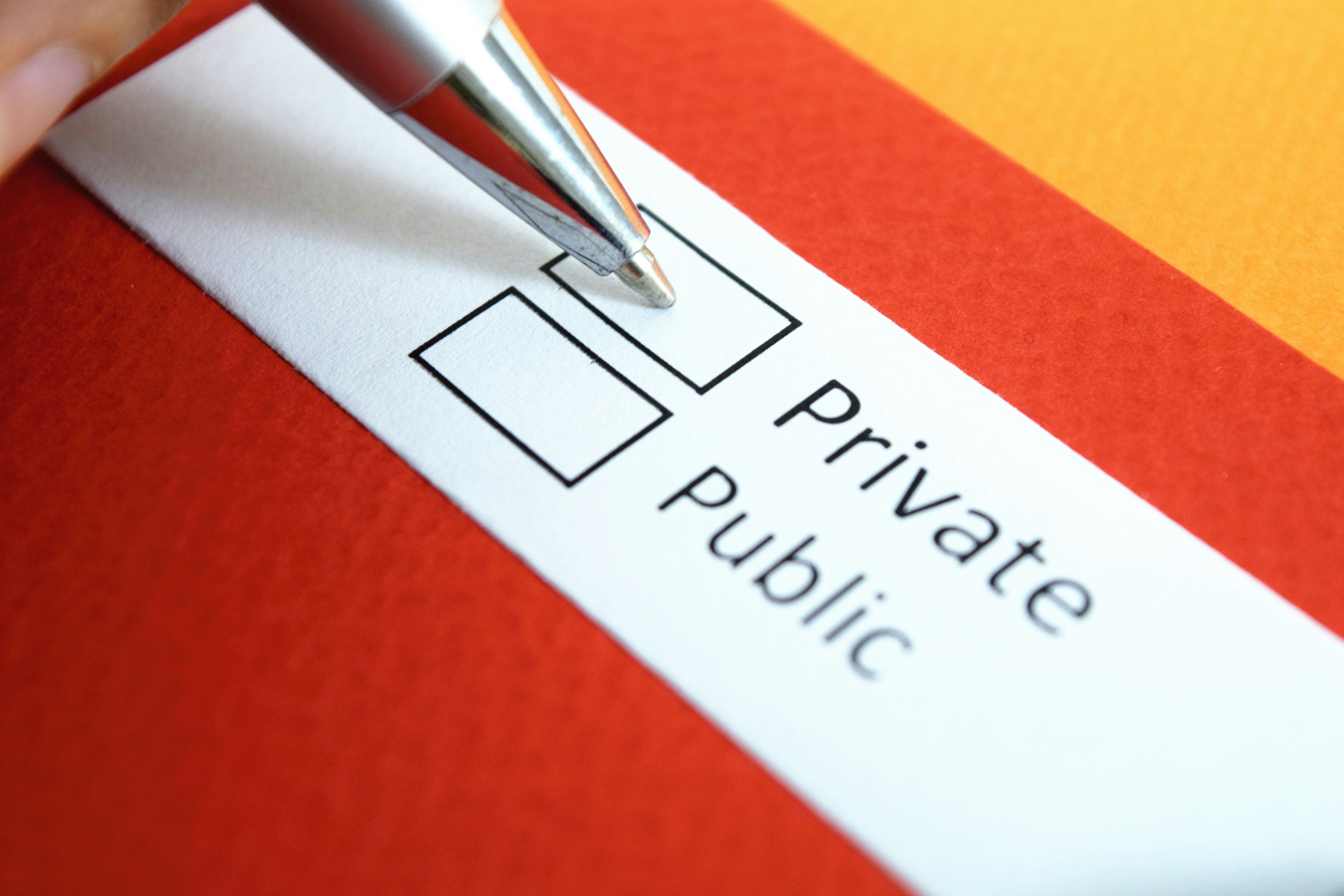 Mijn horecamedewerker misdraagt zich privé. Moet ik hier iets mee?