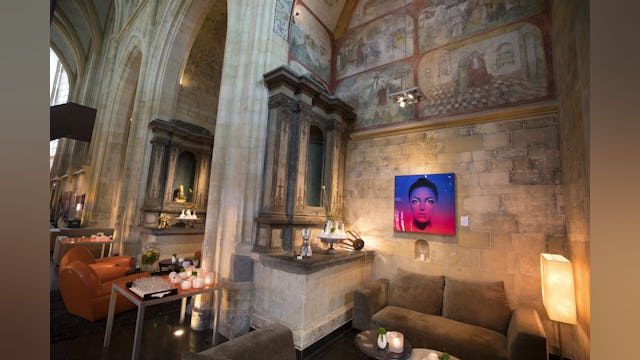 Kruisherenhotel in Maastricht laat moderne kunst contrasteren met het klassieke gebouw. foto: Marcel van Hoorn