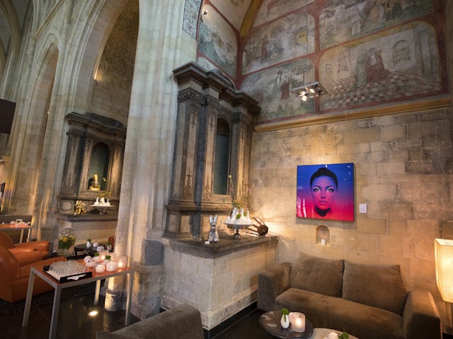 Kruisherenhotel in Maastricht laat moderne kunst contrasteren met het klassieke gebouw. foto: Marcel van Hoorn