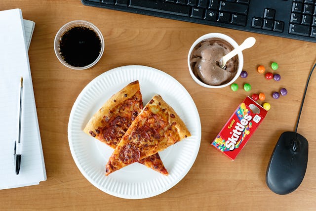 Lunch VS: peperroni pizza, chocolade-ijs, skittles en cola.