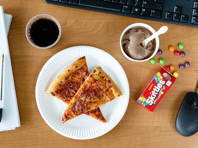 Lunch VS: peperroni pizza, chocolade-ijs, skittles en cola.