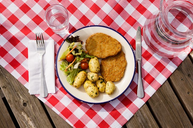 Oostenrijk: Schnitzel met aardappelen en een salade. 