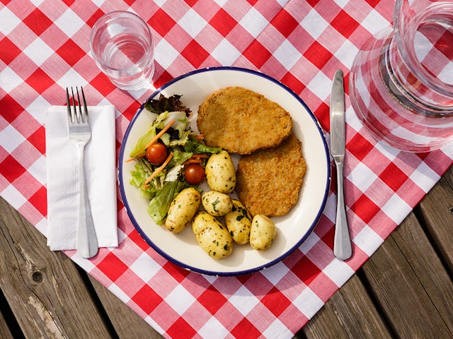 Oostenrijk: Schnitzel met aardappelen en een salade.
