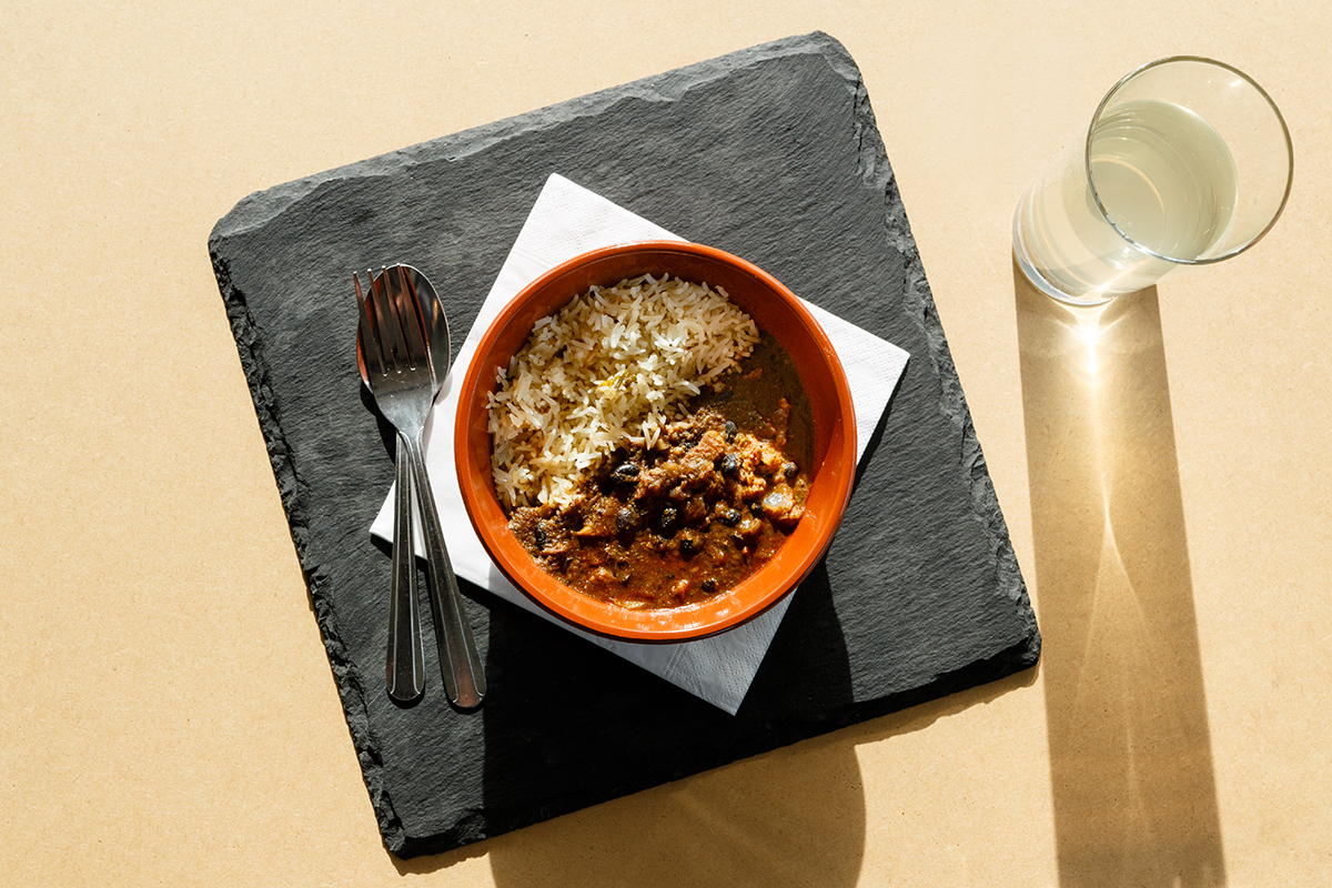 Brazilië: Feijoada met vlees, rijst, kokos en bonen.