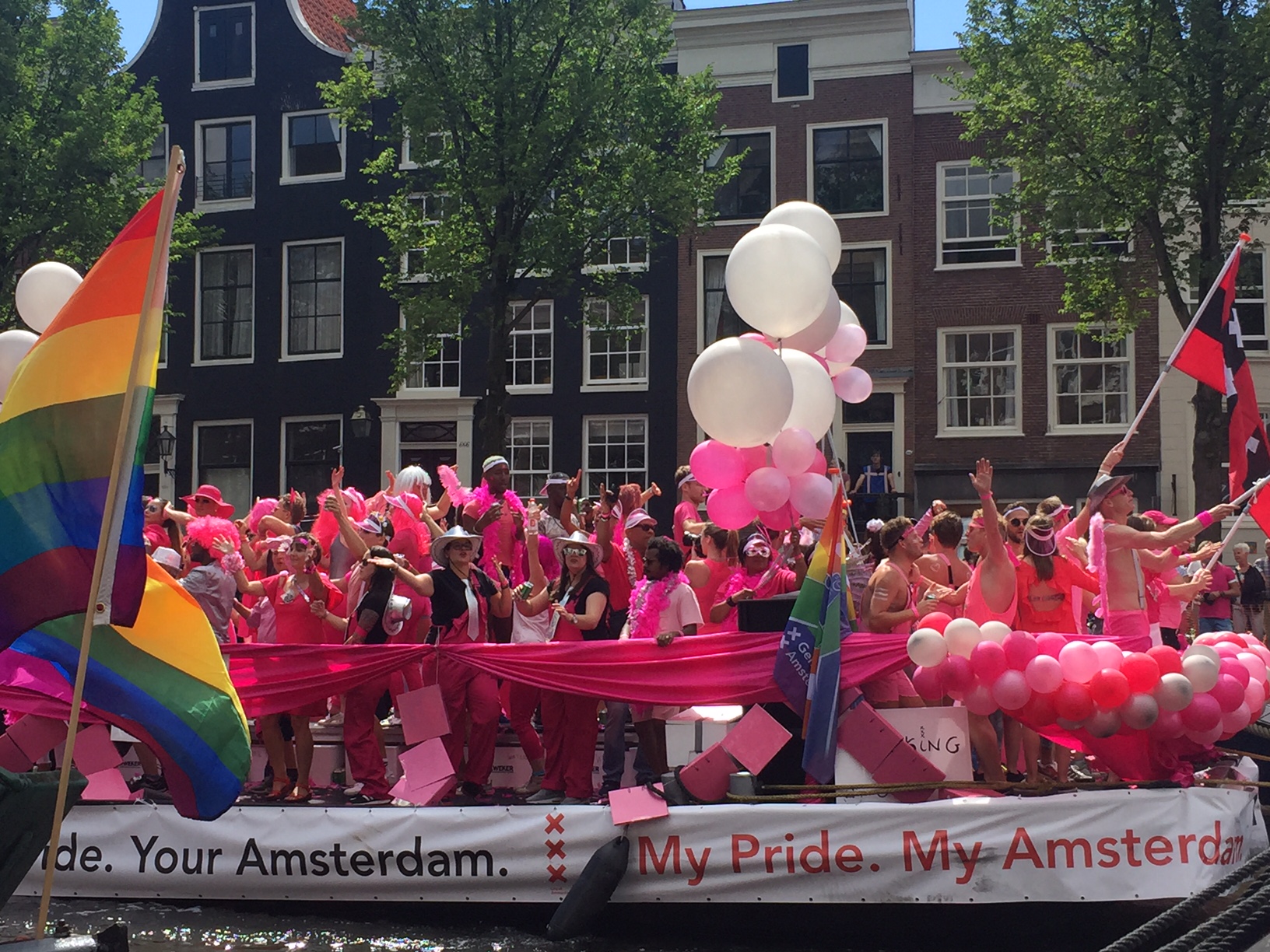 Hotel W Amsterdam wint prijs voor beste vormgegeven boot Canal Parade