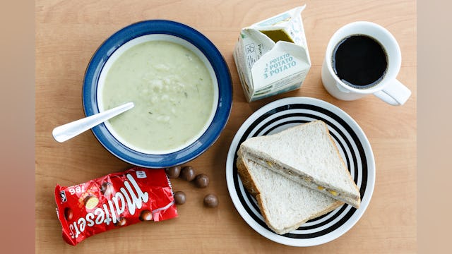 Engeland: prei-aardappelsoep, tonijnsandwich, Maltesers en koffie. 