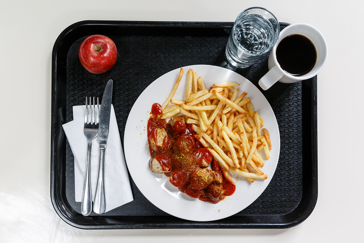 Duitsland: currywurst met friet, een appel, koffie en water. 
