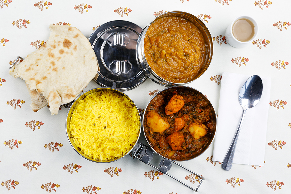 India: rijst en mungboon dal, kip saagwala, roti en chai thee.