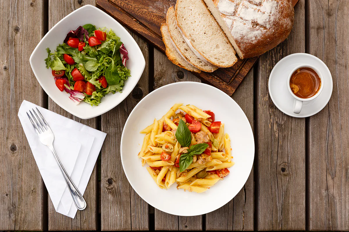 Lunch in Italië: pasta met tonijn, salade en espresso