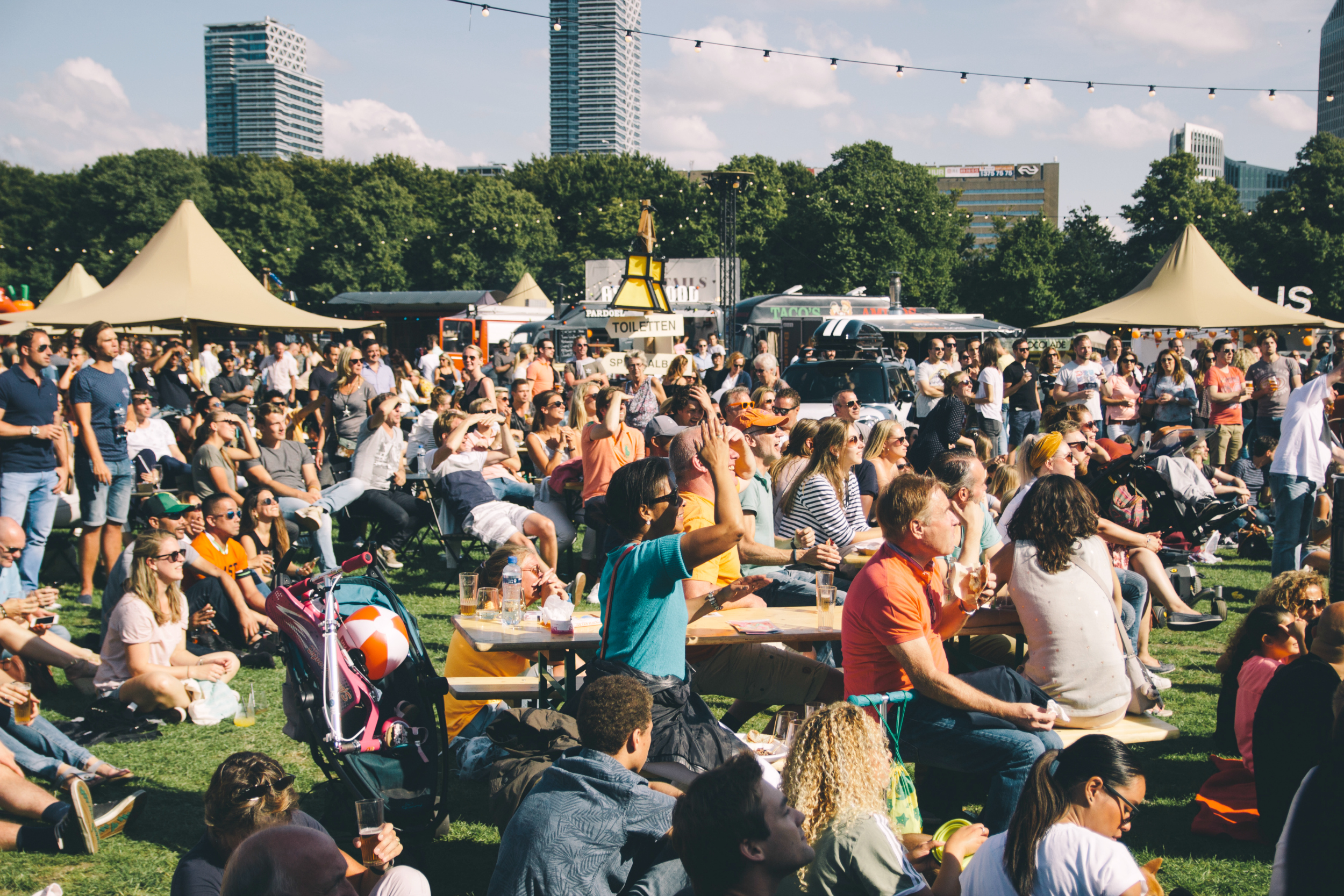 Malieveld geslaagd decor voor extra groot foodtruckfestival