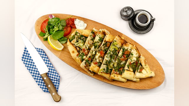 Turkije: pide met spinazie en koffie.