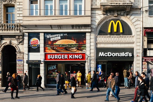 Soms zitten Burger King en McDonald's elkaar flink op de lip, zoals hier in Istanbul.  