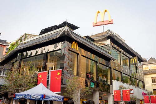 De vestiging van McDonald's in Shenzhen was in 1990 de eerste in China. 