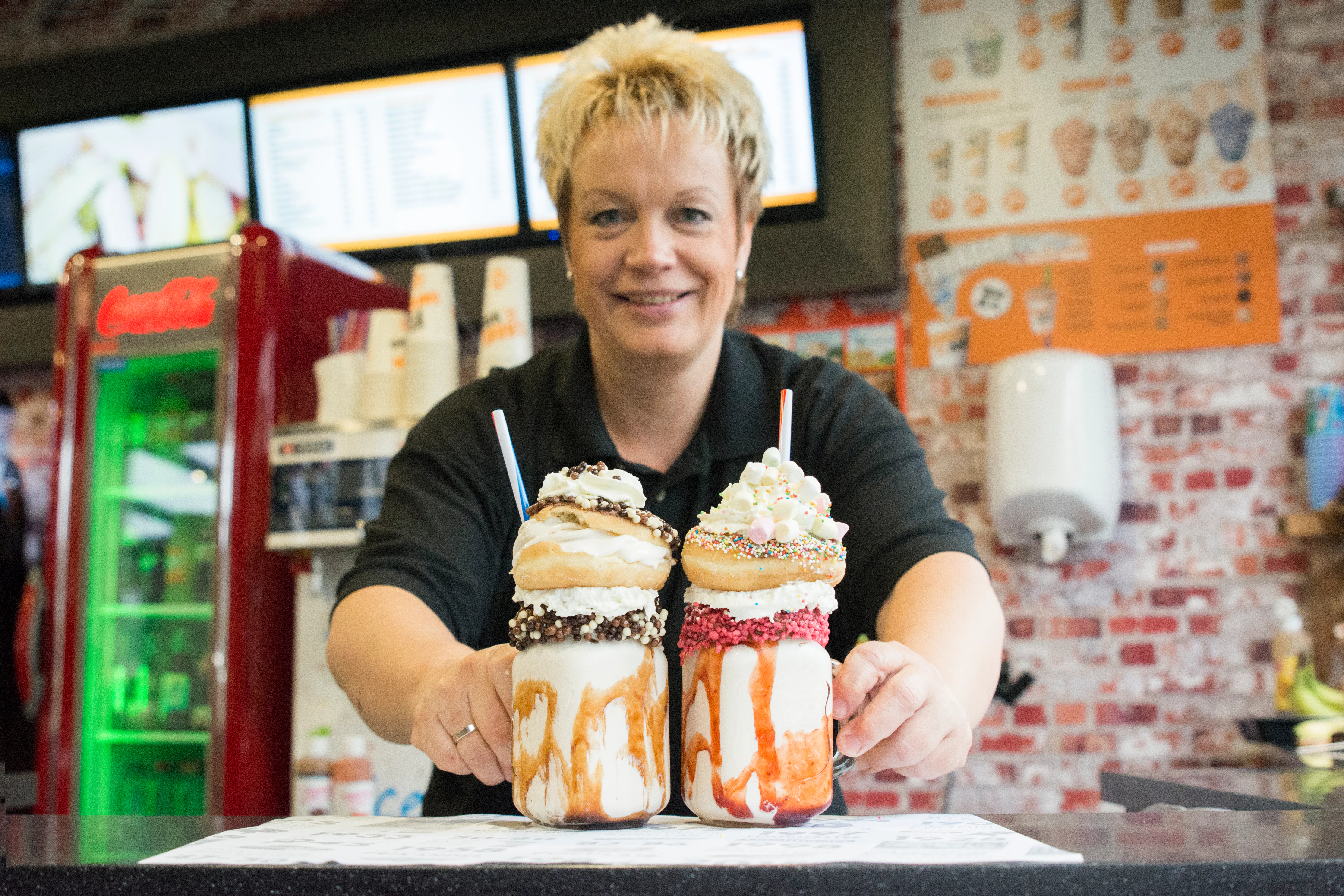 Carin Jagt heeft zelf bedacht om donuts toe te voegen aan de freakshakes. Foto: Nanda Snippe.