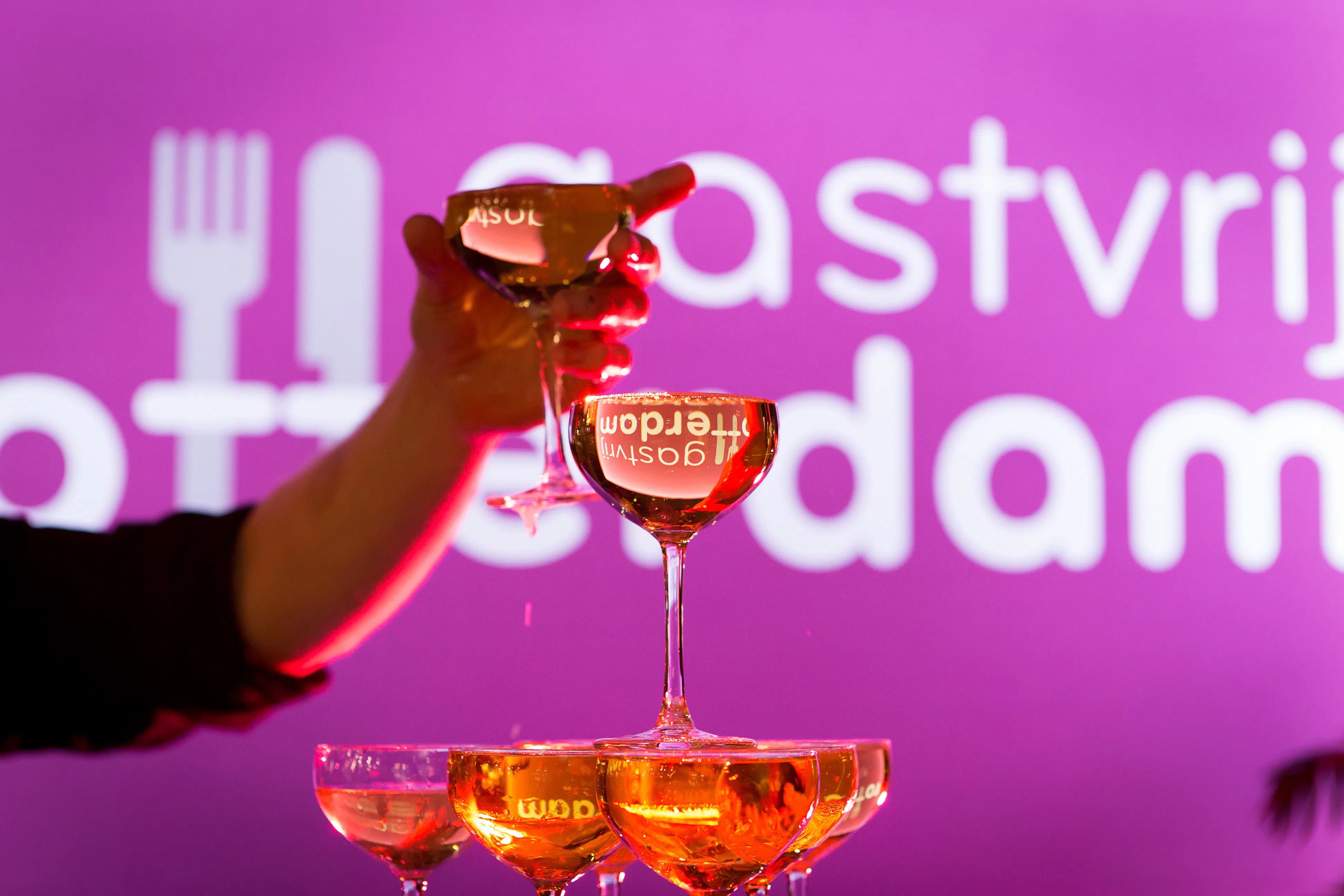 Gastvrij Rotterdam is de vakbeurs voor horecaprofessionals.Gedurende drie dagen staat Ahoy in het teken van culinaire hoogstandjes, innovatieve producten en oplossingen voor food en non-food in de horeca. Gastvrij Rotterdam richt zich voornamelijk op de horecabranche in het midden- en hoogsegment, zoals chefs, souschefs, maîtres d’hôtel, sommeliers, bartenders, barista’s, eigenaars van restaurants, brasseries, hotel-restaurants, catering- en traiteurbedrijven, cafés, snackbars, lunchrooms en managers en inkopers uit de zorg- en recreatiesector. | Foto © Charles Batenburg