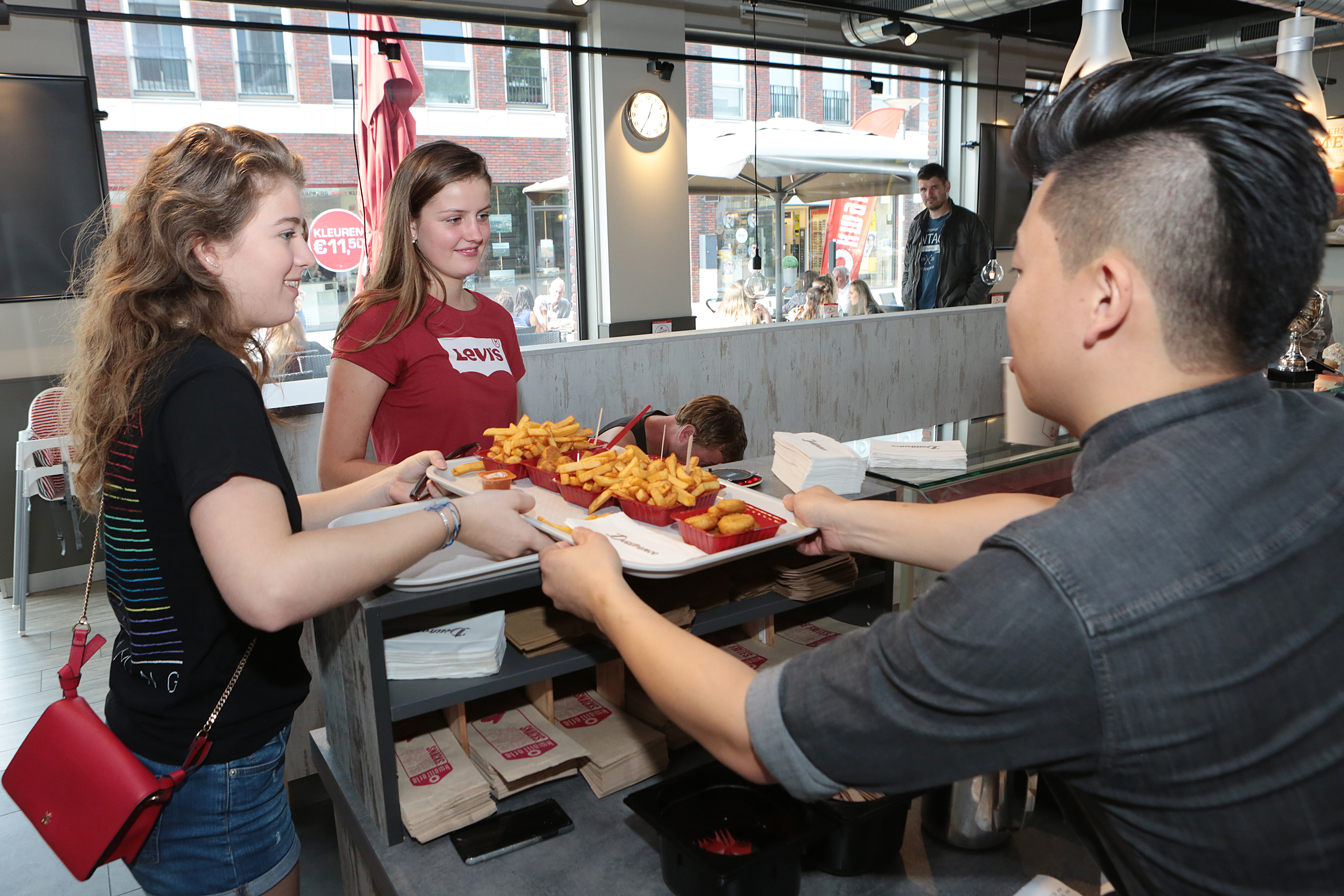 Bij mooi weer zijn de scholieren in de middag goed voor zo’n 20 procent van de omzet van Kwalitaria Vathorst. 
Foto: Ton Kastermans