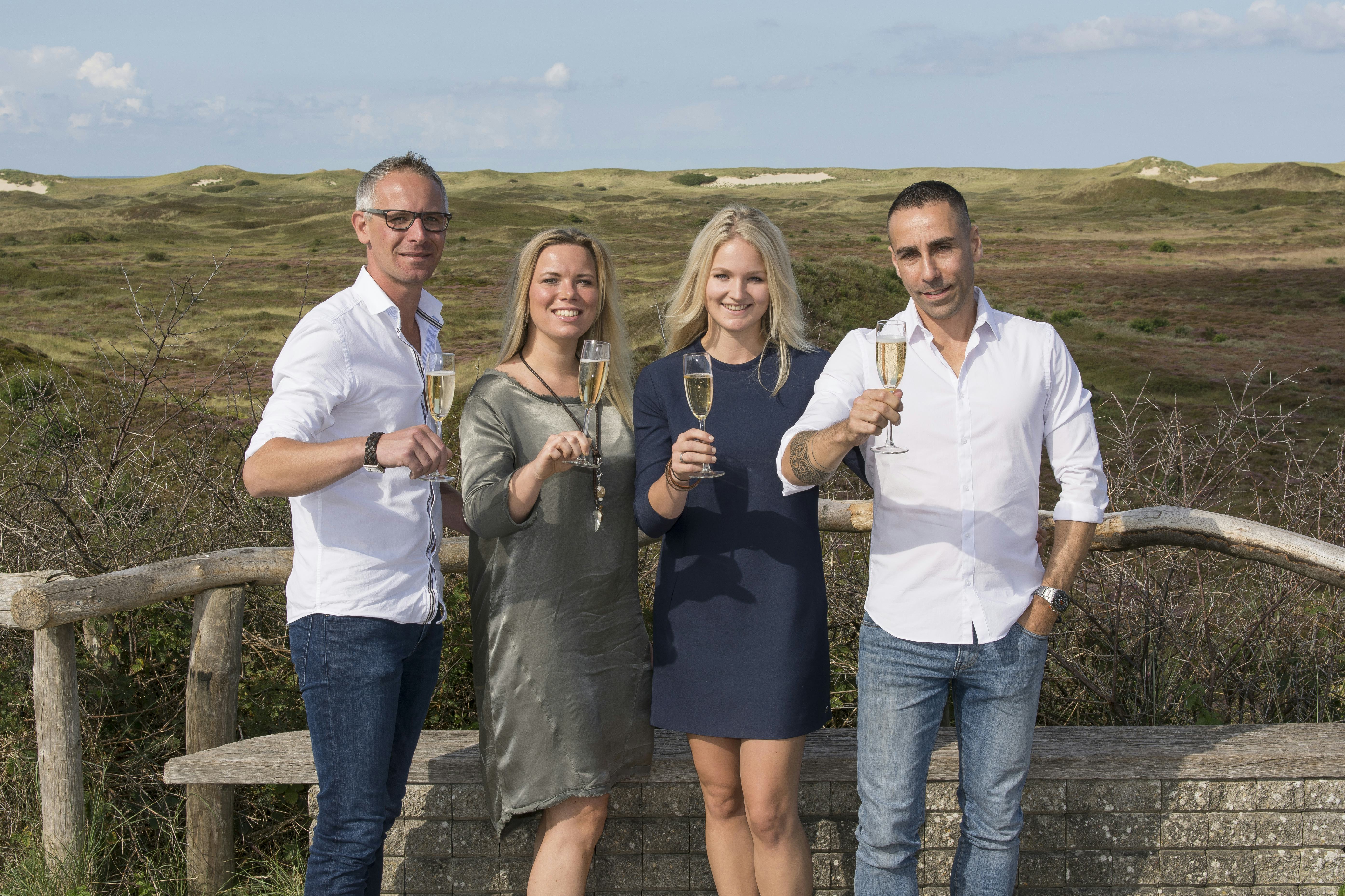 Dave Huizinga en Anne Rienstra (rechts) verkopen De Smulpot op Texel aan Anton Kalusche en Nancy Hopmans. (c) StefanKrofft