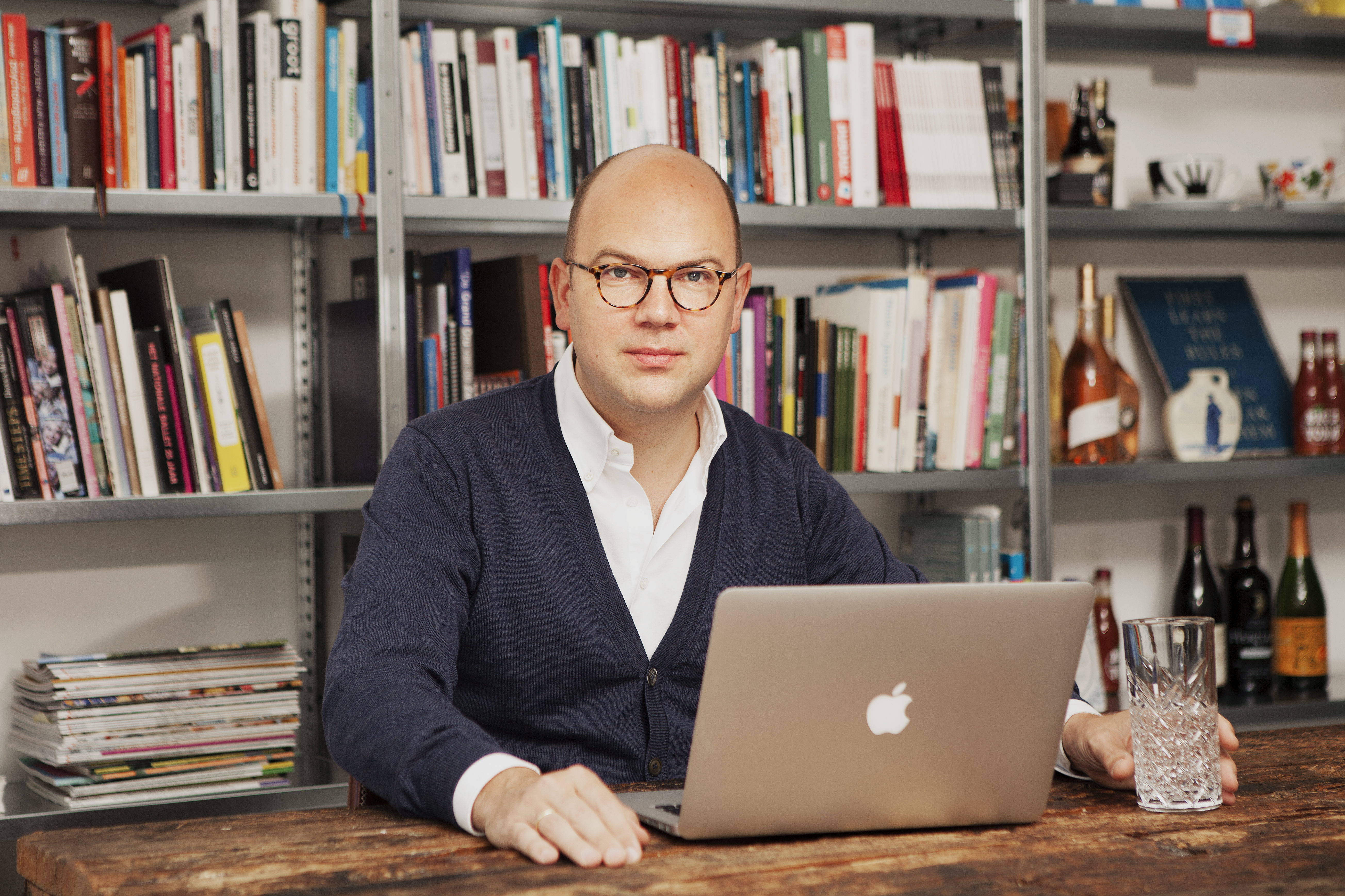 Wouter Verkerk bundelt columns in 'Mijn collega komt zo bij u... '