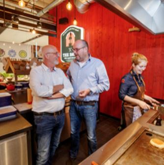 Hans Geurts (links) is onder de indruk van de bevlogen Roel Bloemen van The Barn Food.