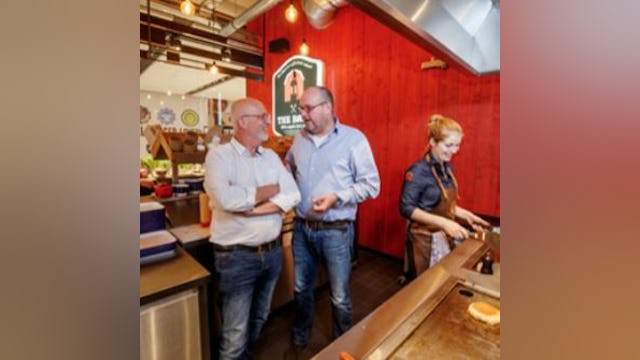 Hans Geurts (links) is onder de indruk van de bevlogen Roel Bloemen van The Barn Food.