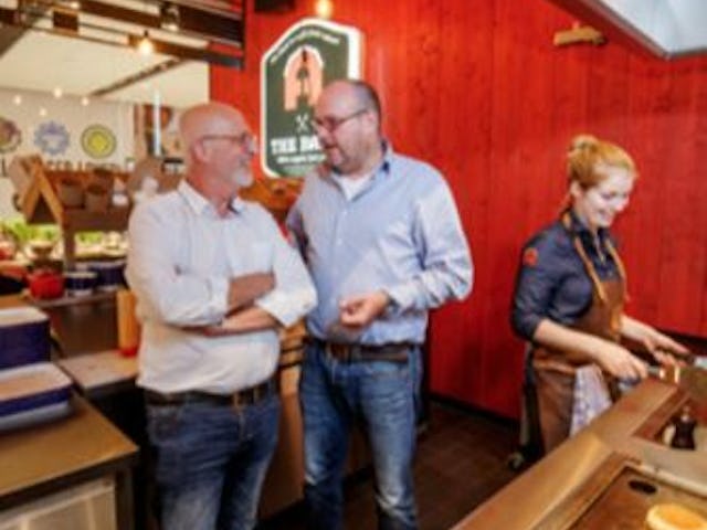 Hans Geurts (links) is onder de indruk van de bevlogen Roel Bloemen van The Barn Food.