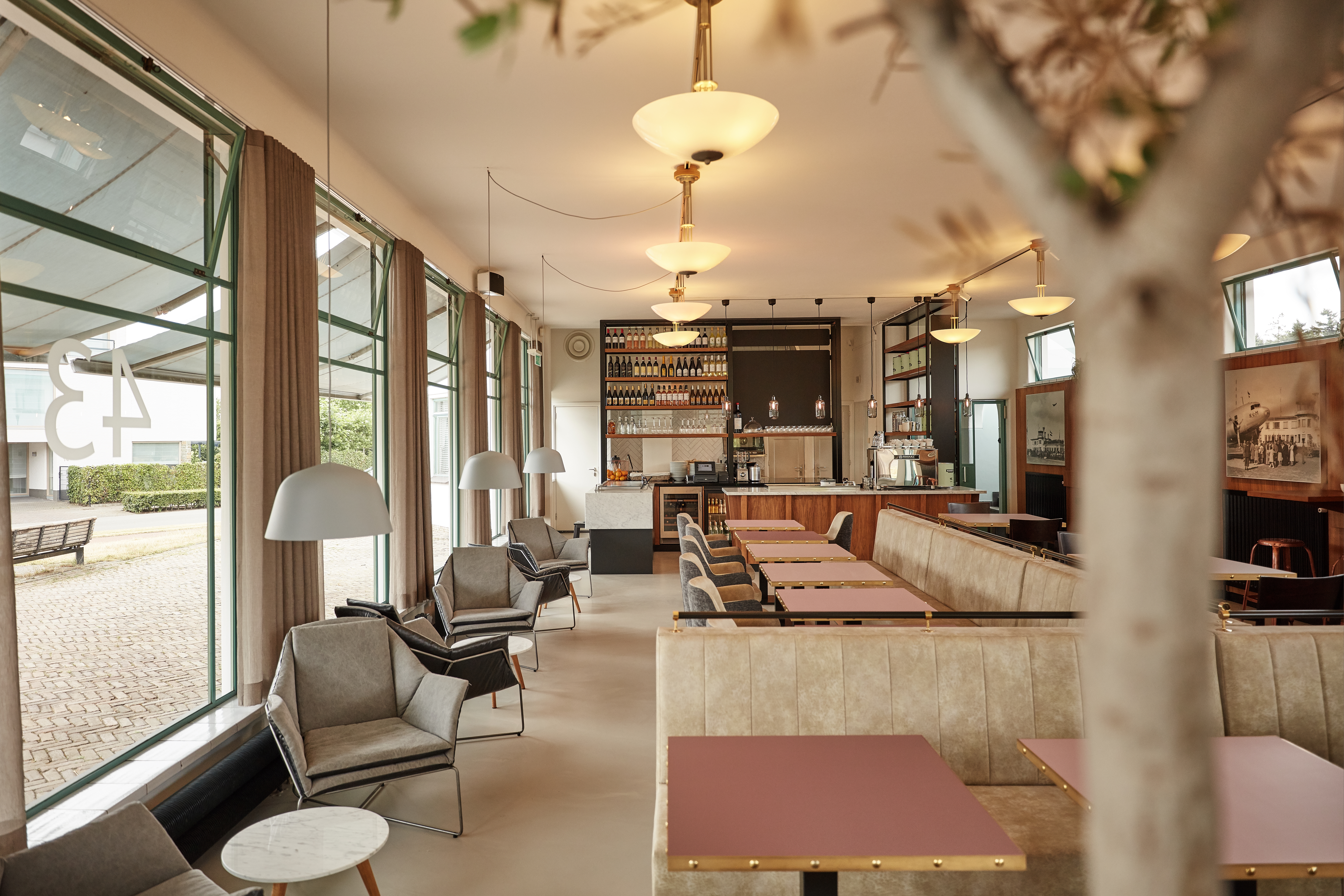 Historisch luchthavengebouw omgetoverd tot lunchroom