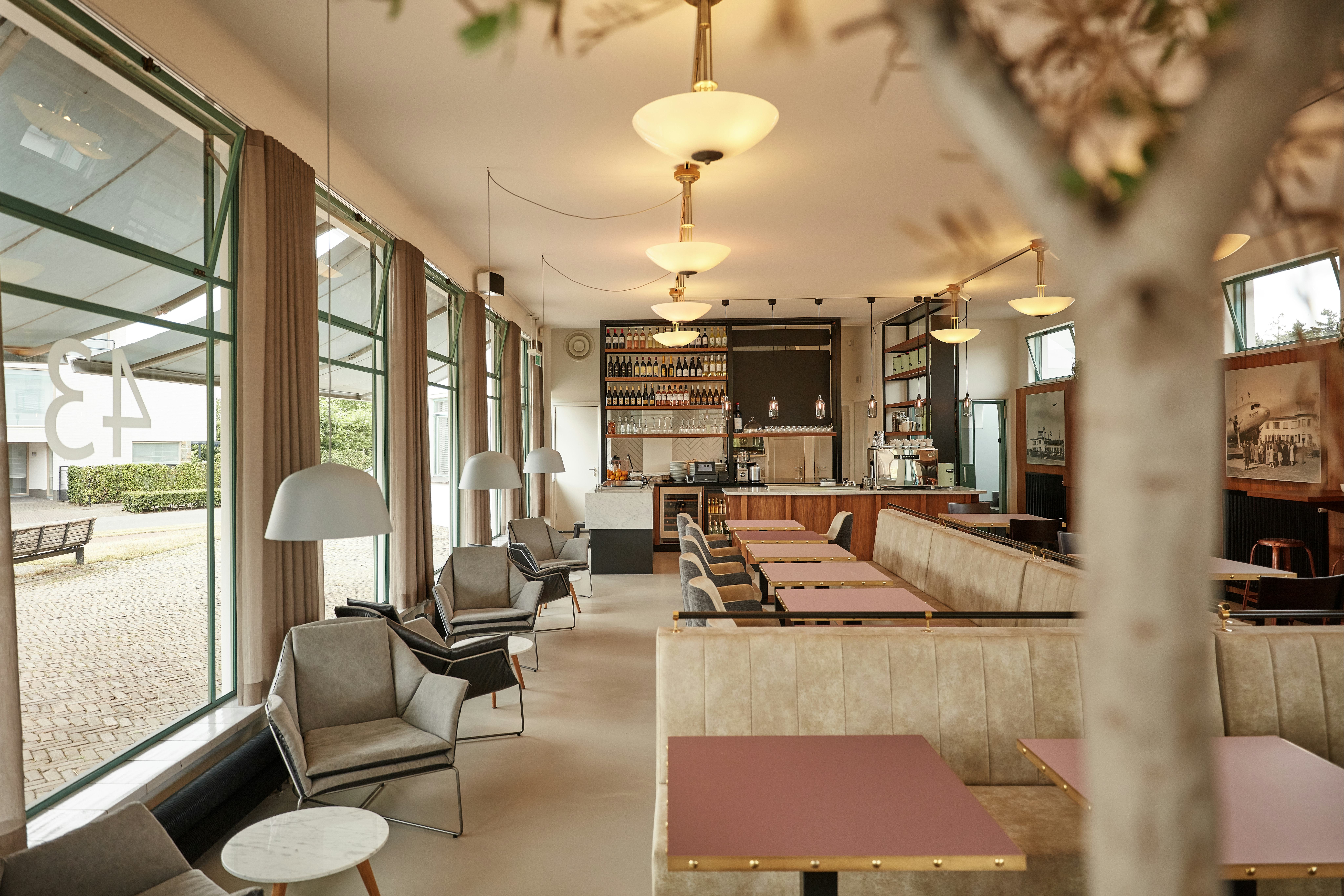 Historisch luchthavengebouw omgetoverd tot lunchroom