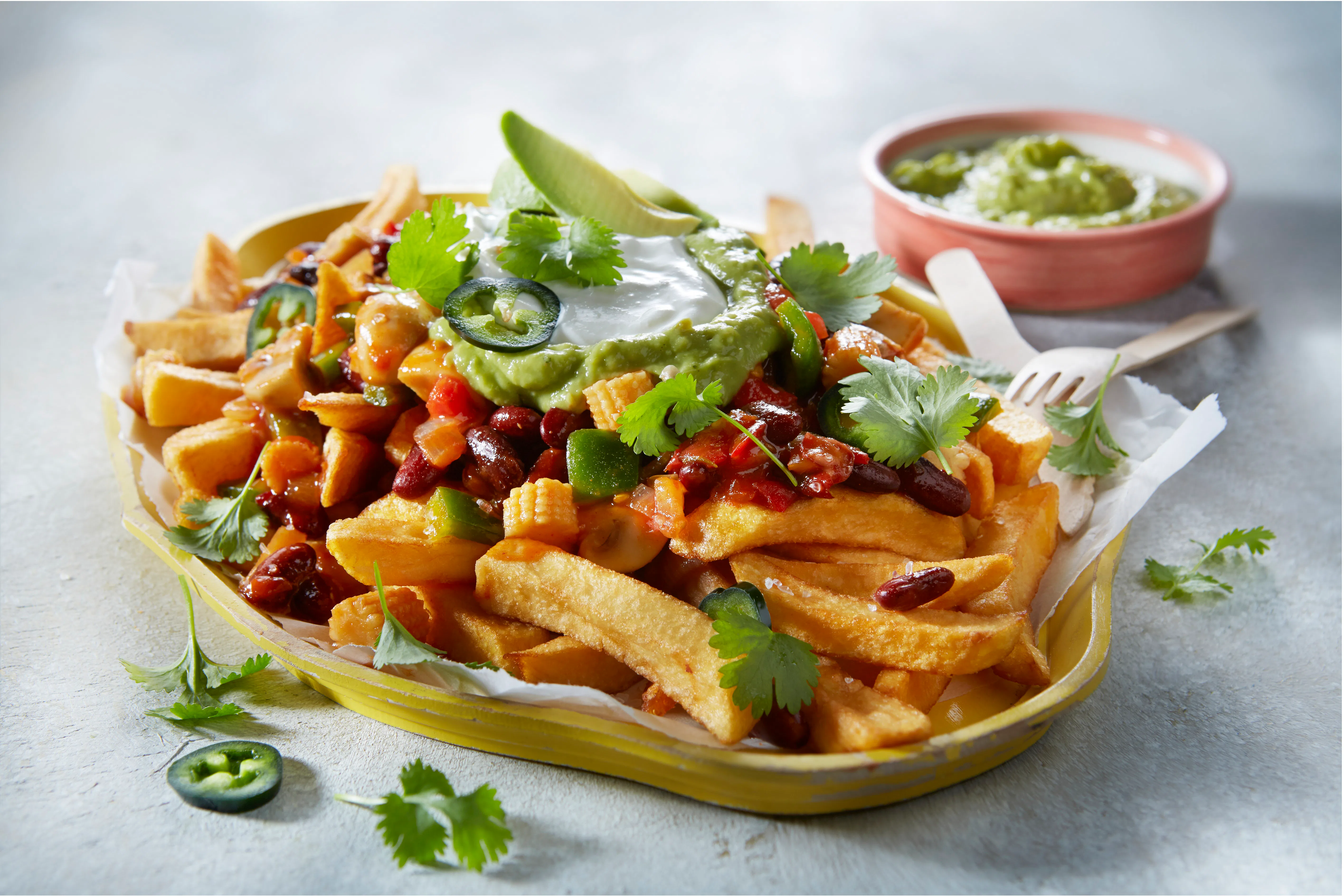 Oerfriet poutine met vegetarische chili con carne, van Aviko.