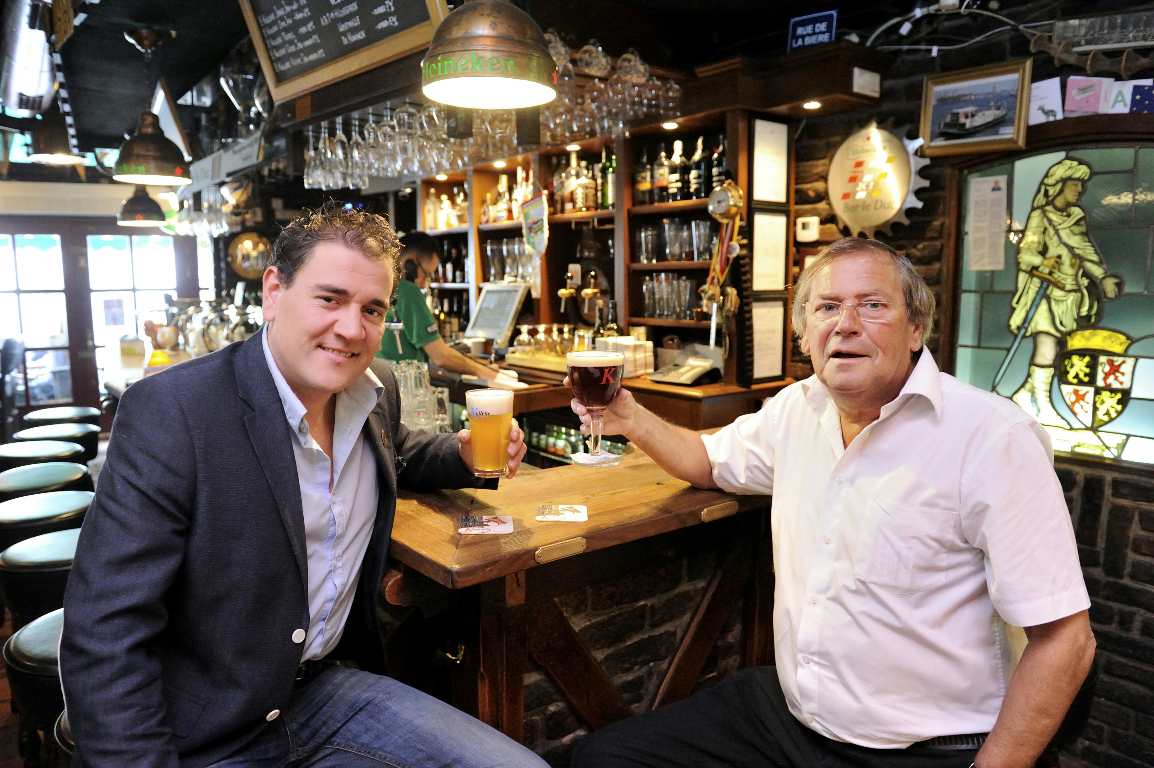 Jan van Kollenburg jr (l) en Jan van Kollenburg sr aan de bar van hun Bar Le Duc.