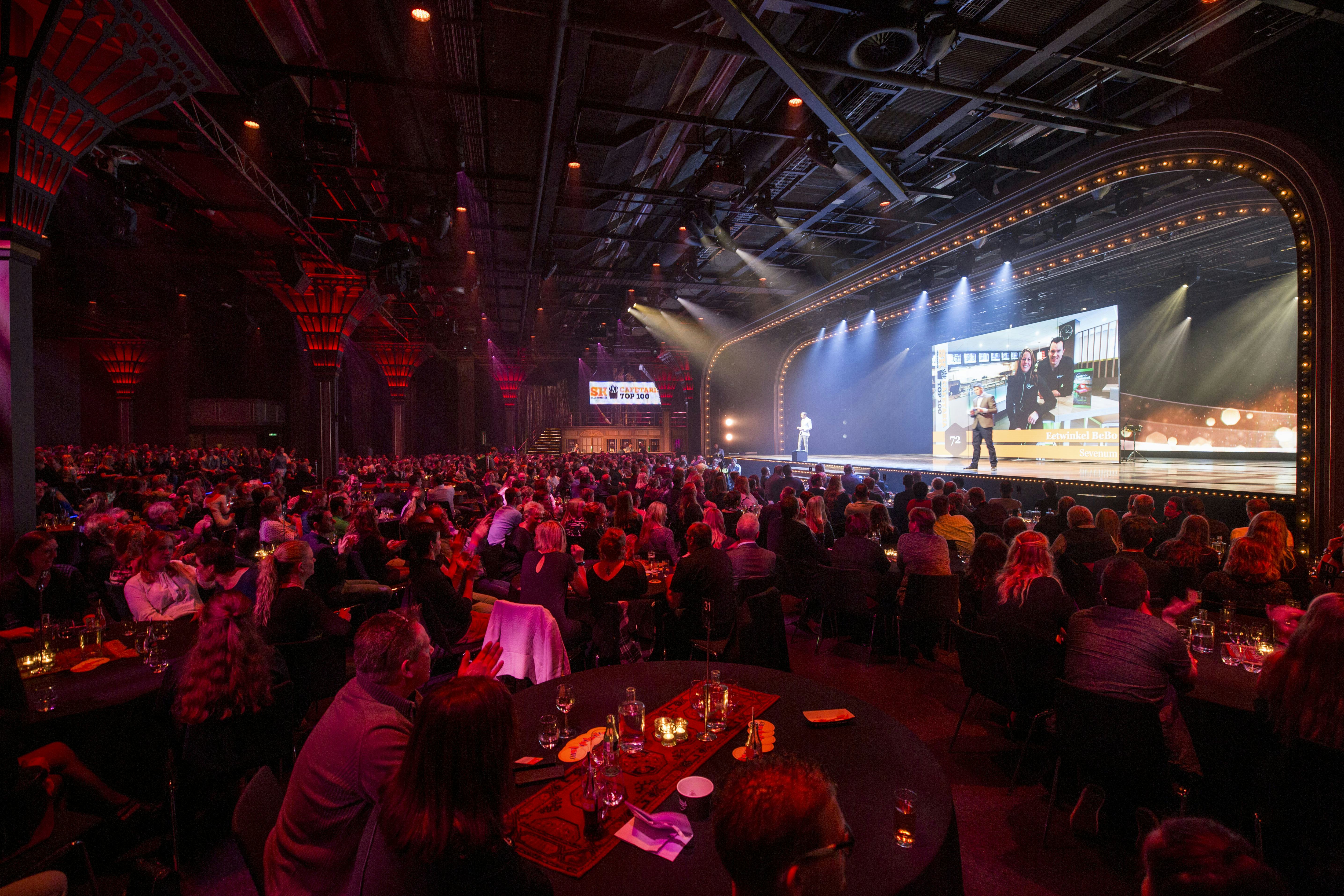 De tot de nok toe gevulde zaal was er helemaal klaar voor. Foto; Koos Groenewold