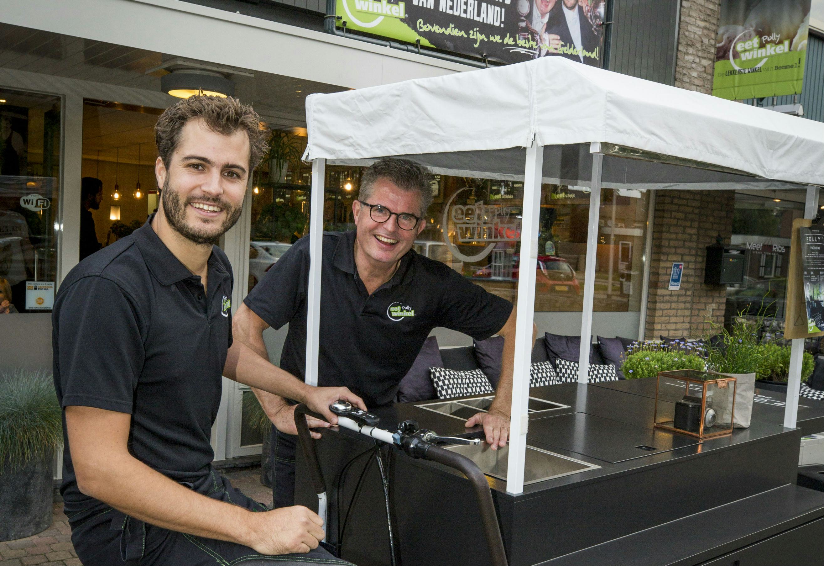 Vader en zoon met de nieuwste aanwinst,  Polly’s Foodbike. Rob Polman opende Polly,  samen met zijn broer Frank, in 1982. Zoon  Jesper neemt nu steeds meer van zijn vader over en lijkt klaar om de zaak te gaan runnen. Foto: Koos Groenewold.