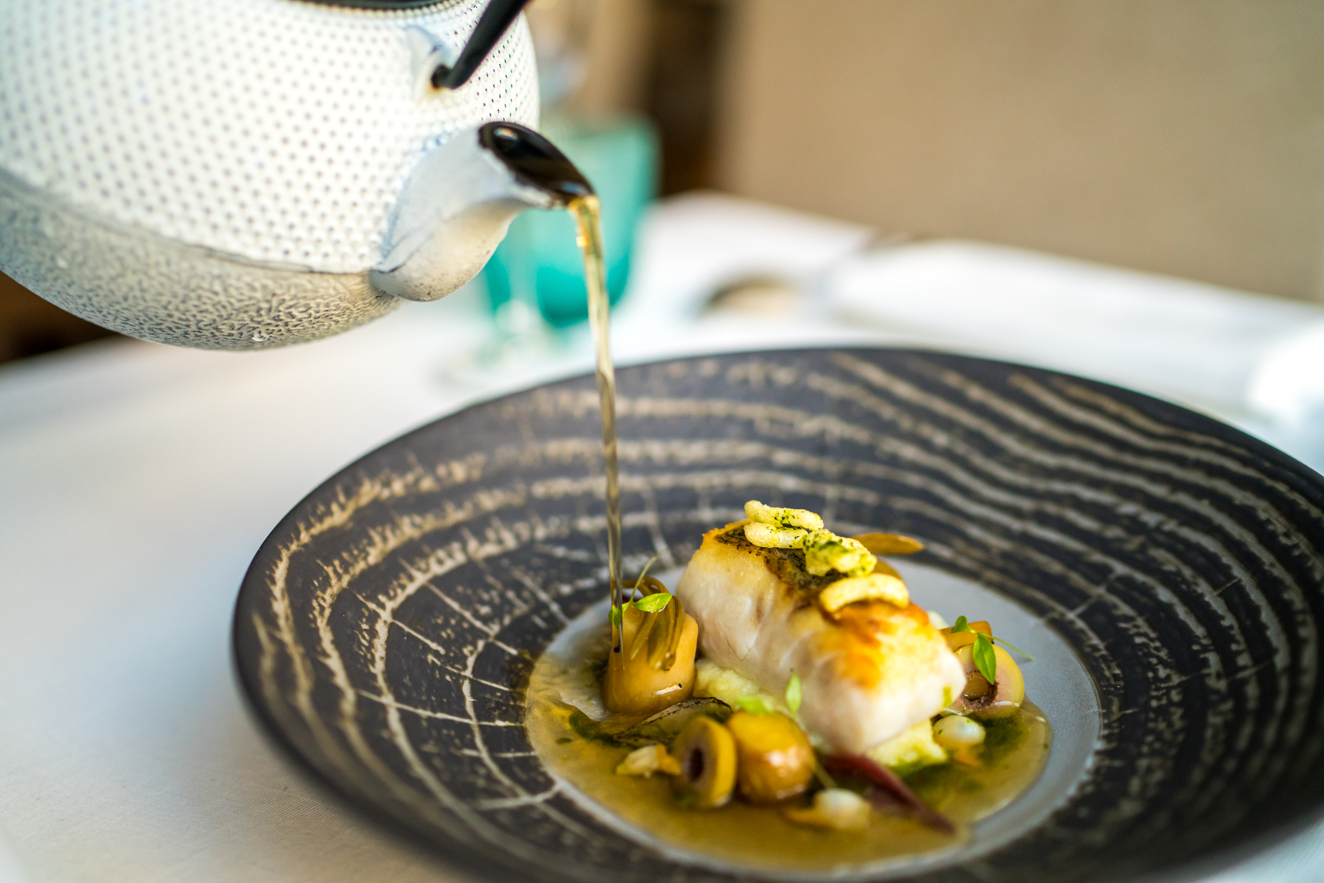 Takis Panagakis van Elea laat gast jubileumgerecht kiezen