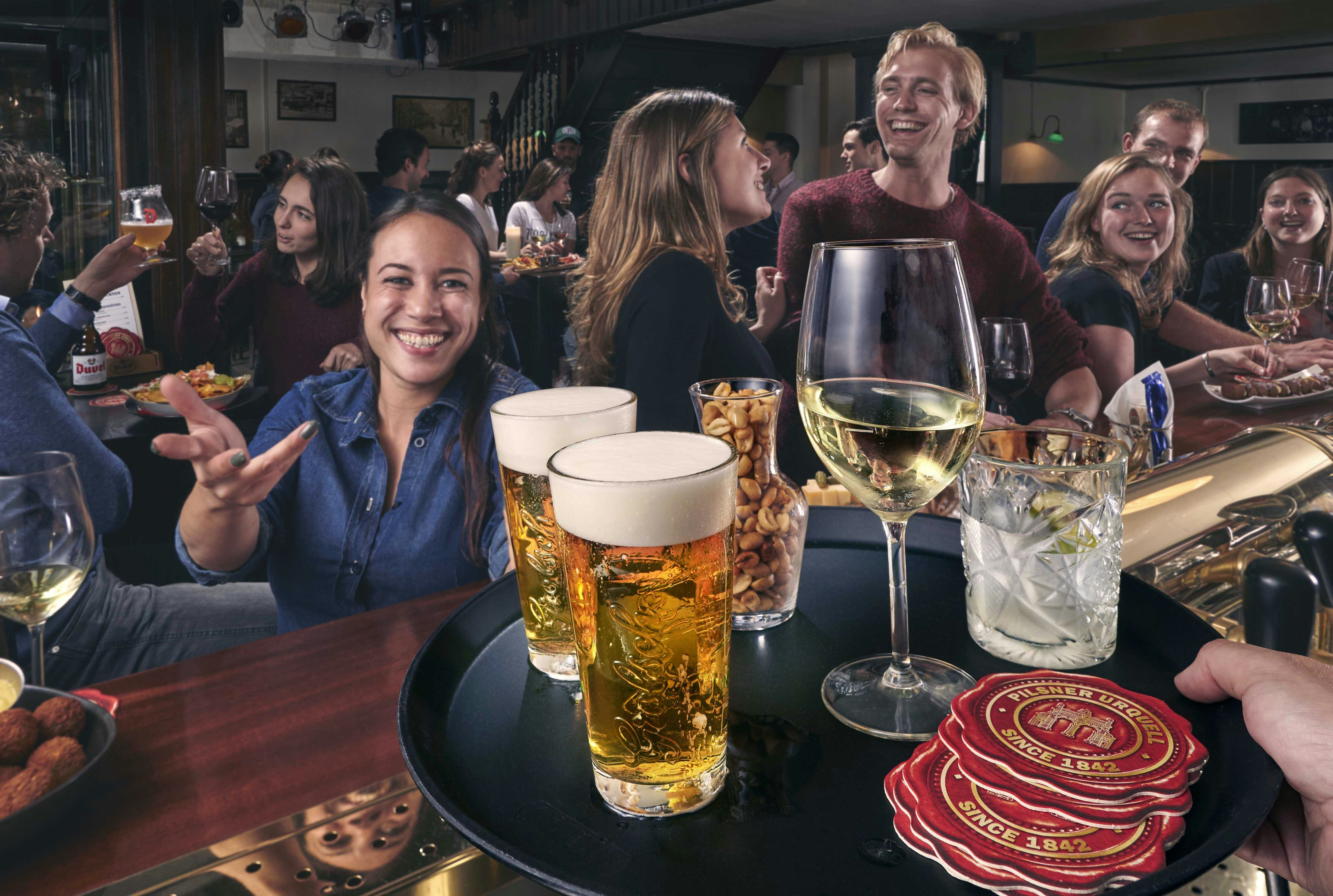 Nederlander besteedt meer geld aan eten en drinken buiten de deur