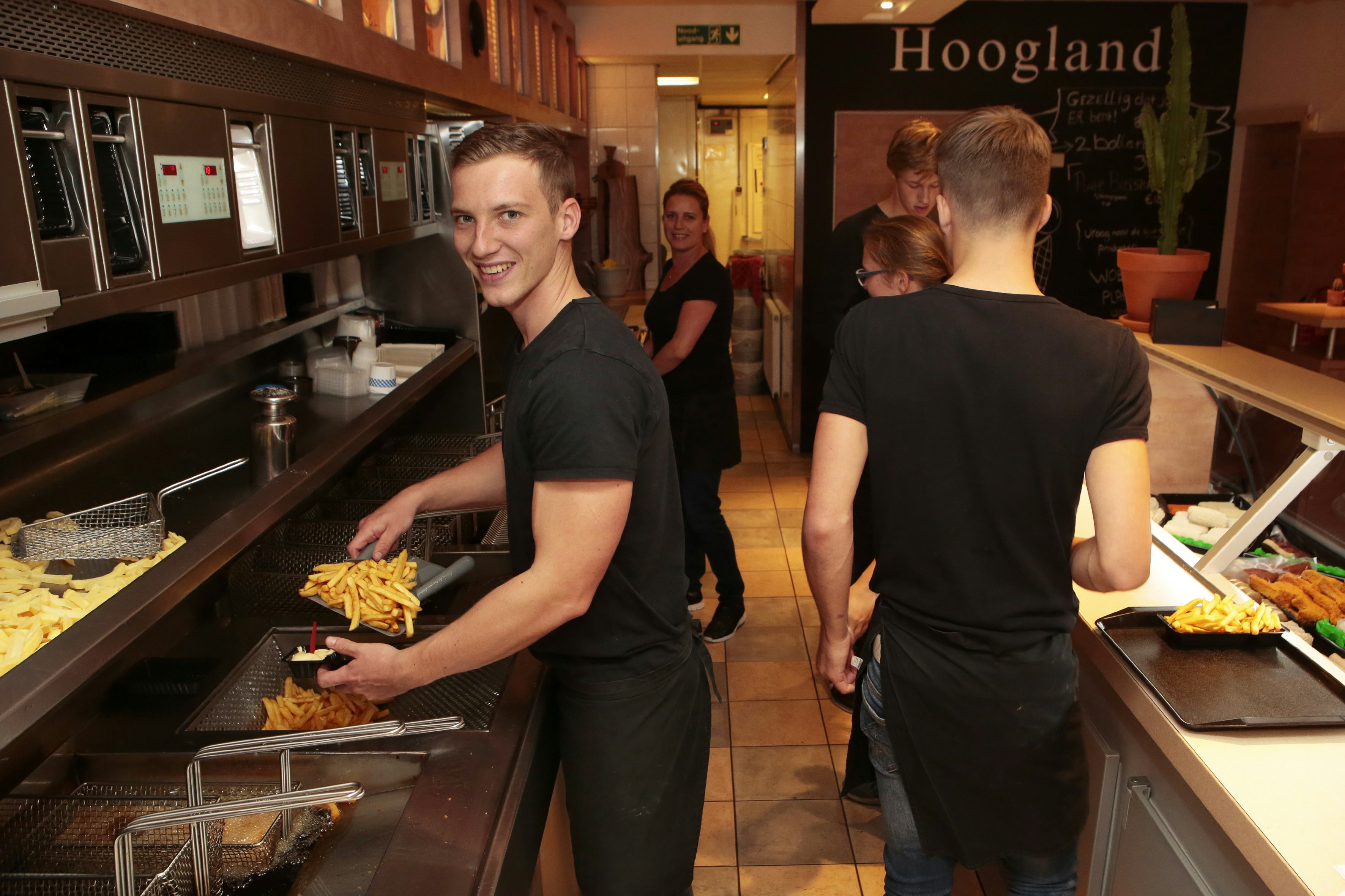 Toppers zoals Nick vinden en behouden is voor Loes Reijerse (midden) van cafetaria Hoogland geen probleem.
©Studio Kastermans / Daniëlle van Coevorden.