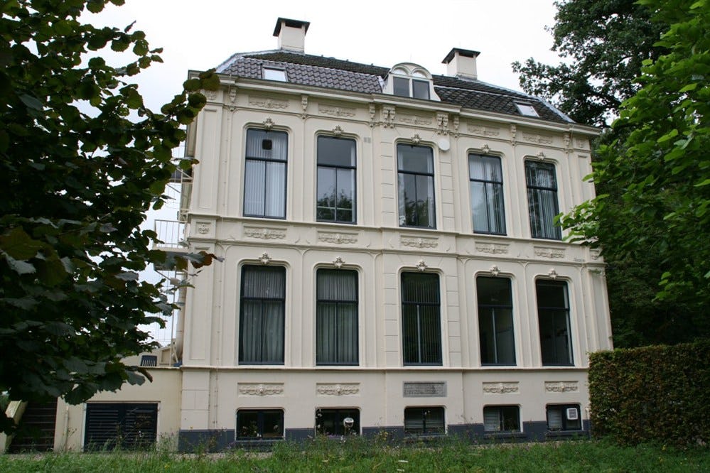 Protest tegen komst hotel in luxe villa Breukelen