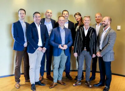 Pierre Jonkers (ASML), Roy van der Vleuten, (Vijverborgh Adviesgroep), Collin Schoonens (Directeur Commercie, Hutten), Guido van der Krabben (Business Unit Manager Business Catering & Horeca, Hutten), Jurgen van der Kruijssen (ASML), Maartje Aarts (ASML), Bob Hutten (Algemeen Directeur, Hutten), Bas Westland (Vijverborgh Adviesgroep), Francis Kam (toekomstig Horeca & Hospitality Manager, Hutten locatie ASML)