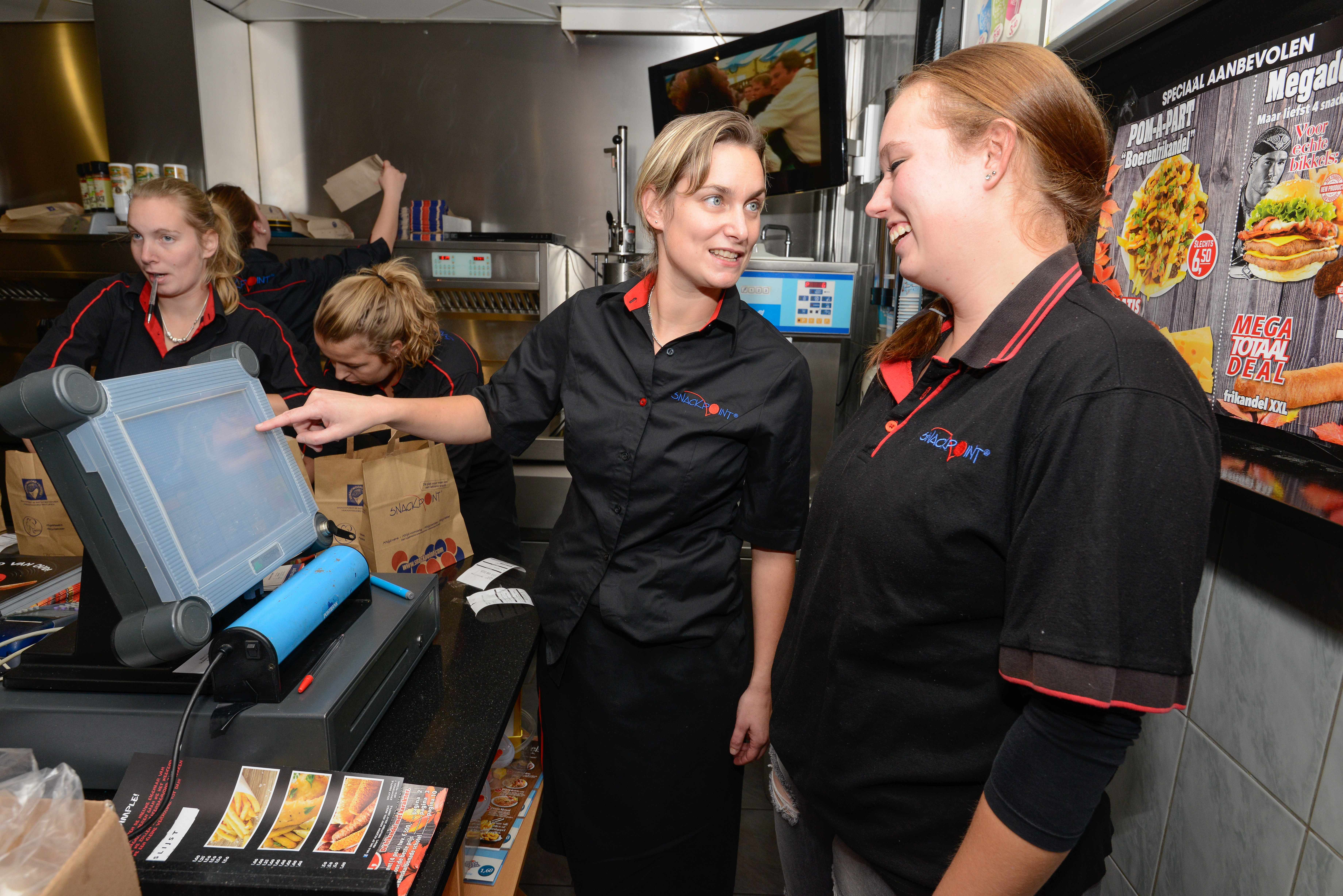 Ingrid van Veen instrueert nieuwe medewerkster Lee Ann. ‘Het is nu nog een kwestie van bijsturen’, laat Van Veen weten. Foto: Marten Sandburg

