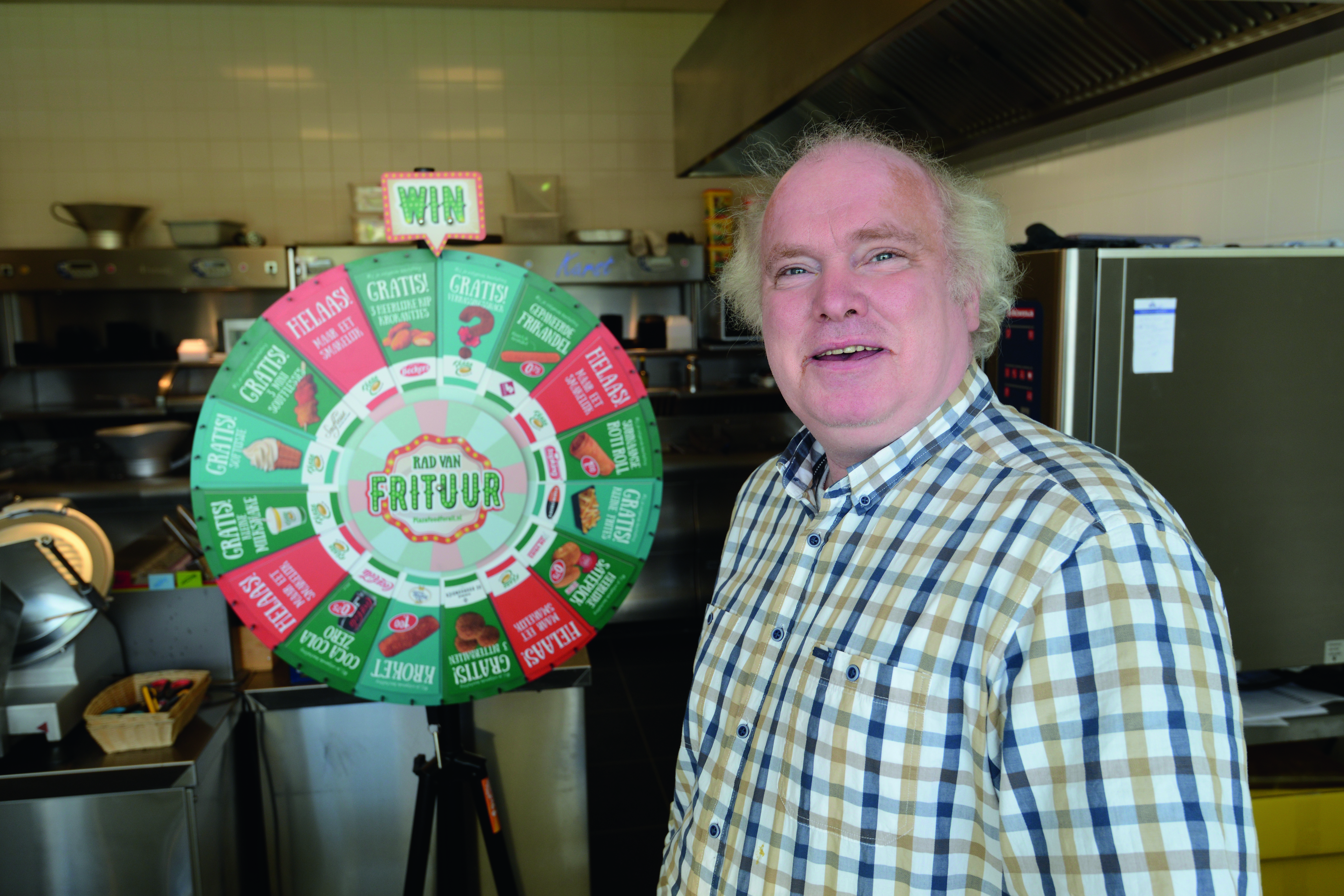 Met speciale acties als dit ‘Rad van Fortuin’ weet Jan Meijering veel publiek aan zich te binden. (foto: Marten Sandburg)