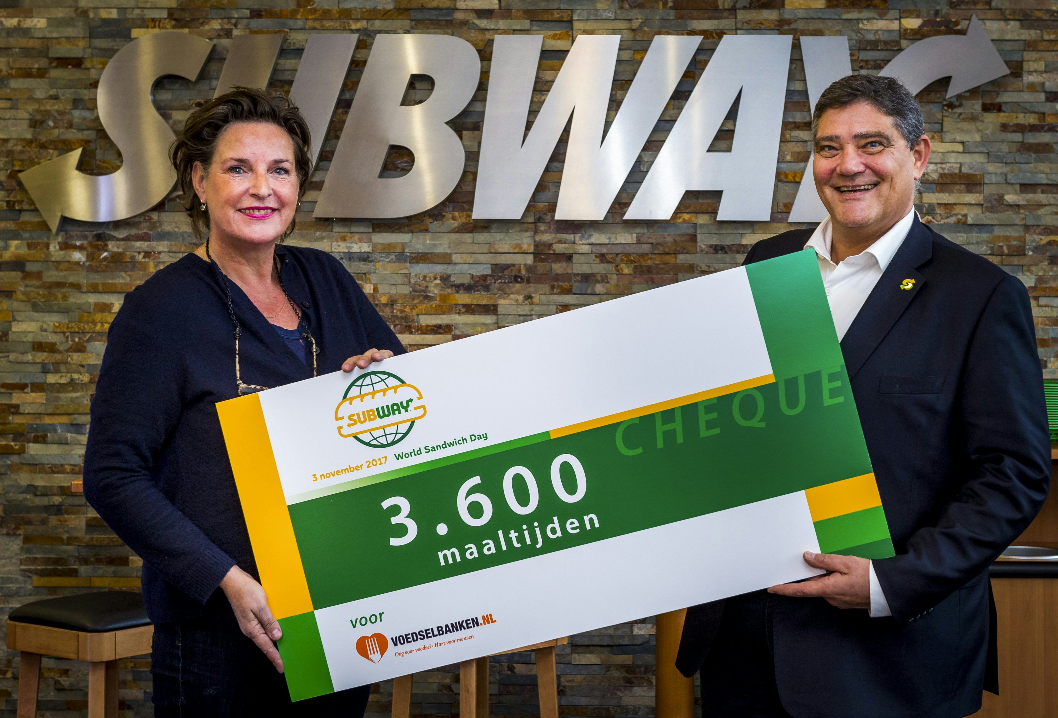 Joost Labadie van Subway Nederland overhandigt een cheque ter waarde van 3600 maaltijden aan Caroline van der Graaf van Voedselbanken Nederland.