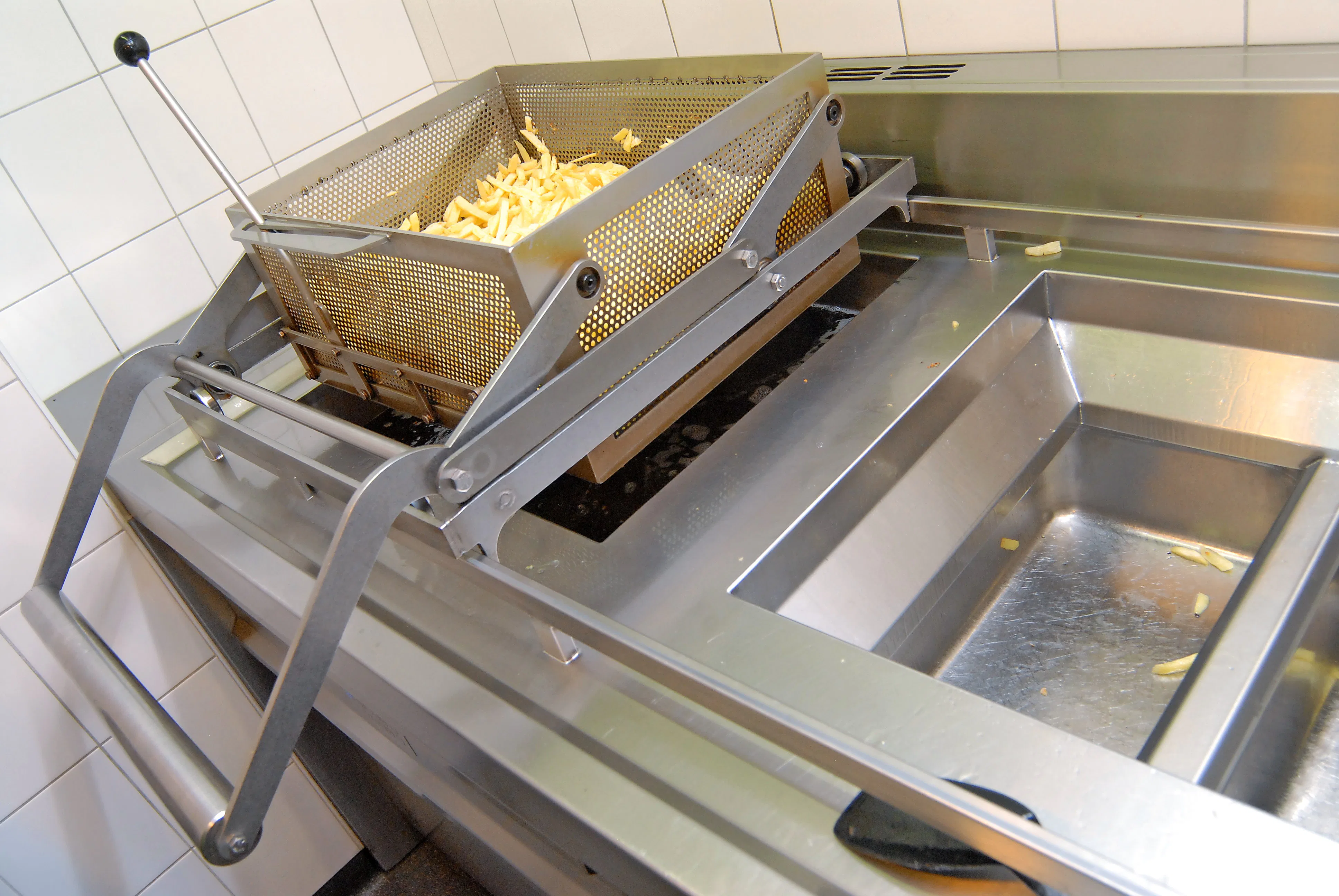 Een transferoven kan grote hoeveelheden frites tegelijk verwerken.