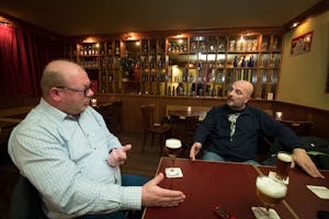 Amsterdam - Rik en Peter in discussie over de toekomst van bier. FOTO: DIEDERIK VAN DER LAAN