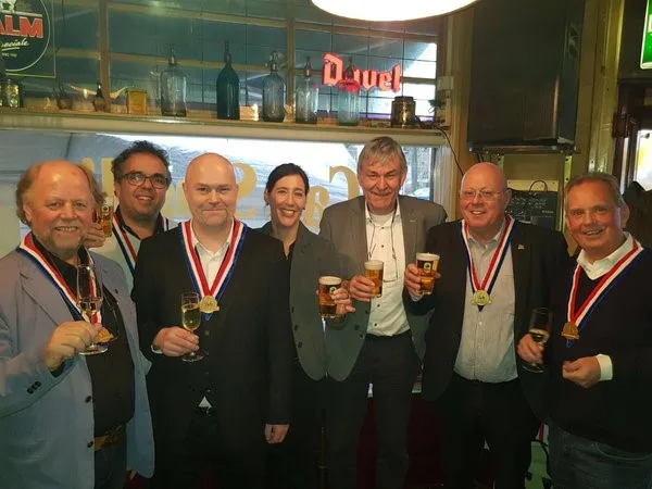 Vlnr SVH Meesterschenkers Martien Evers, Fritz Harig, Felix Huisken, Hanneke Westland (secretaris SVH Meestertitels), Will Bellemakers (commissielid SVH Meestertitels), SVH Meesterschenkers Jac Wezenbeek en Tom Cats.