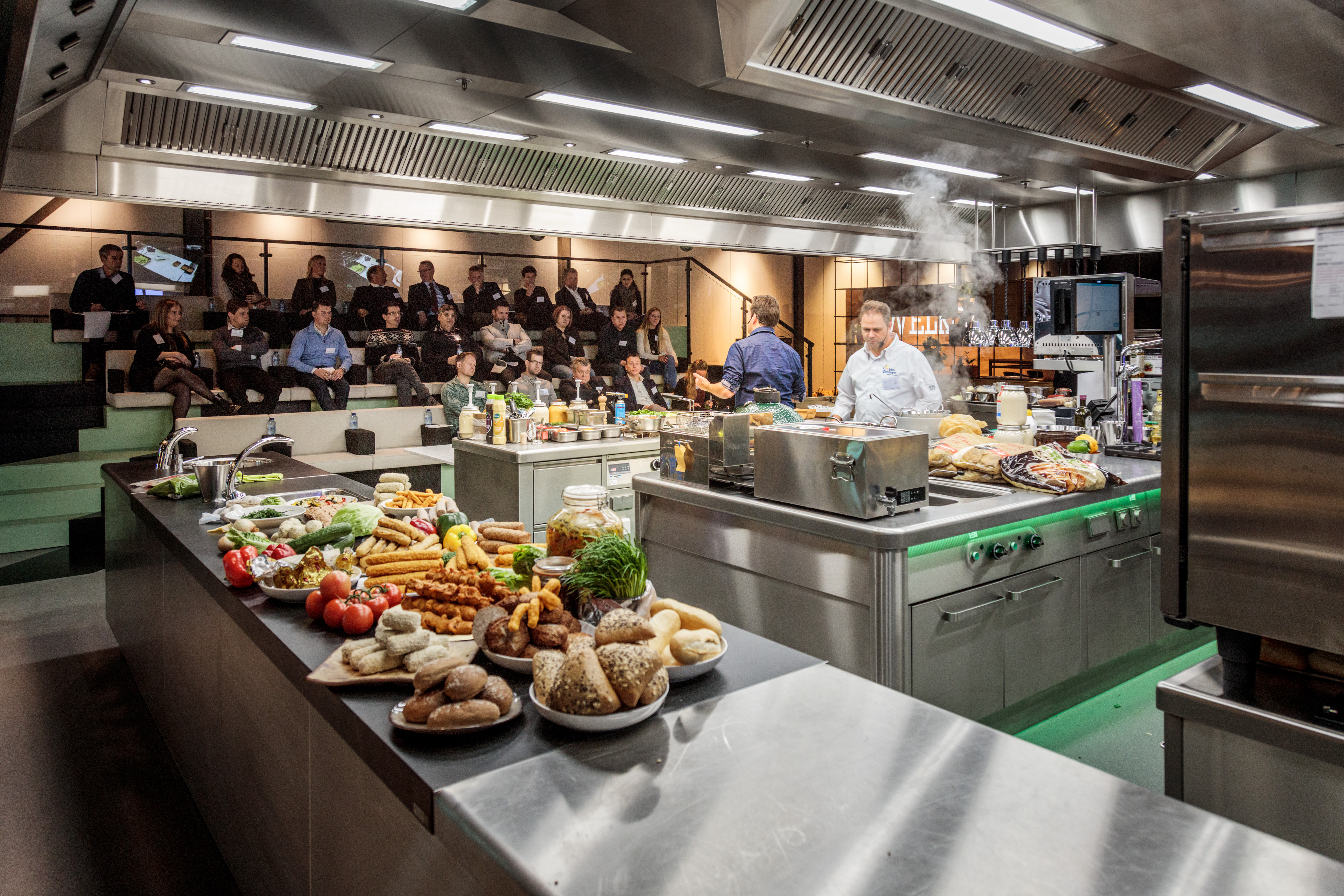 ZiN Inspiratielab opende op 30 november 2016 haar deuren. Het foodlab voor horecaprofessionels, een initiatief van Sligro in Veghel, is in korte tijd uitgegroeid tot een inspirerend kenniscentrum en wordt gebruikt voor presentaties, masterclasses, vaktrainingen, culinaire sessies en events. Foto: Studio38c