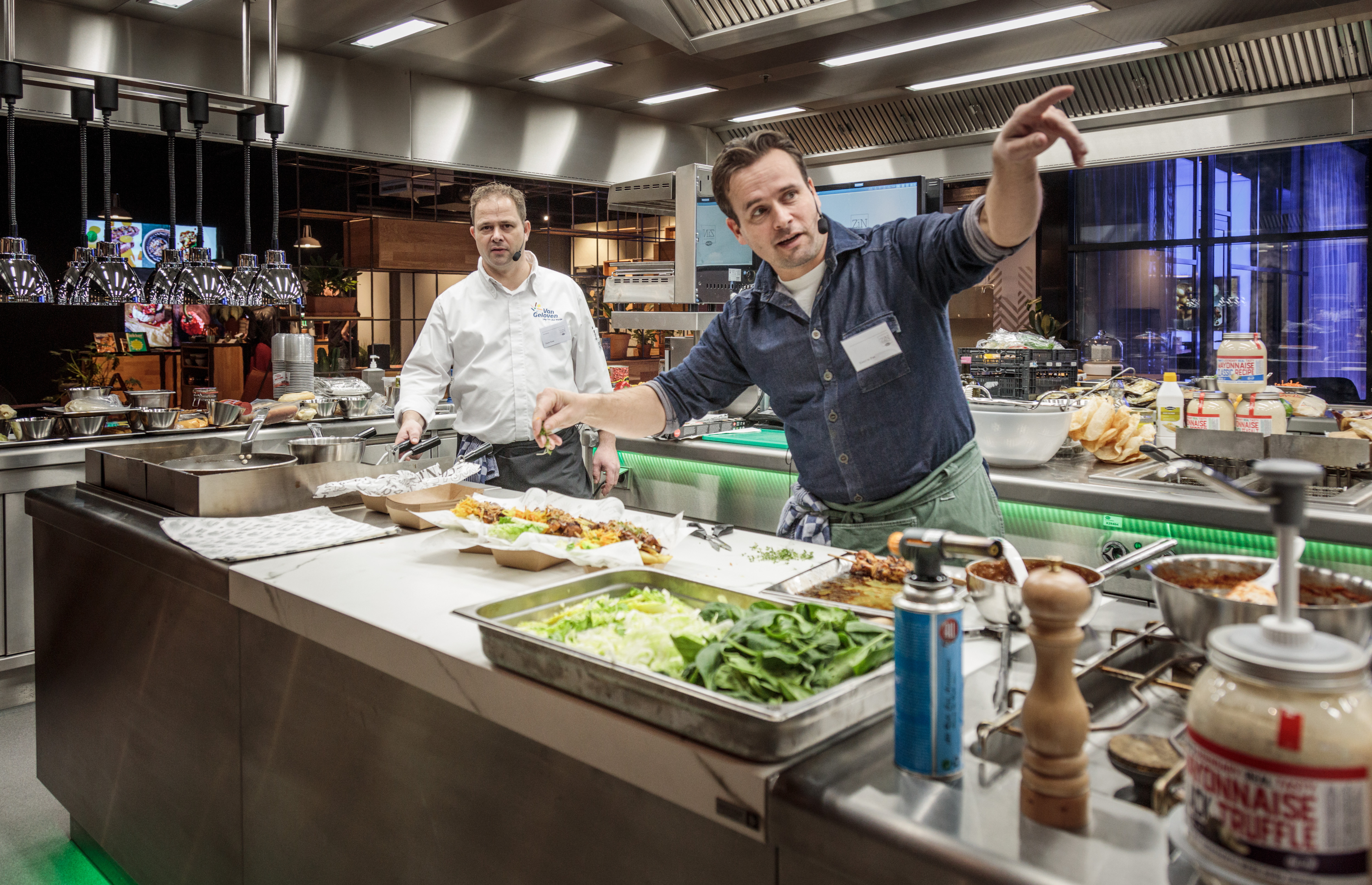 ‘Van reguliere snacks iets bijzonders maken. Dat is de kunst’, doceerde chef-kok Evert te Pas (foto rechts) tijdens het ZiNlab Fastservice op 
11 december bij Sligro in Veghel. Naast hem Ron Ritmeijer, development manager bij Van Geloven. De  sessie was een initiatief van 
Remia, Van Geloven, Farm Frites en Smeding. Foto: Studio38c